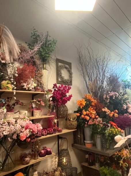 Vaste assortiment de fleurs colorées et plantes dans un magasin.